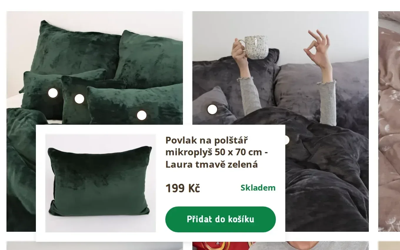 Fotografie z lookbooku s nákupním bodem: povlak na polštář s cenou, dostupností a tlačítkem do košíku