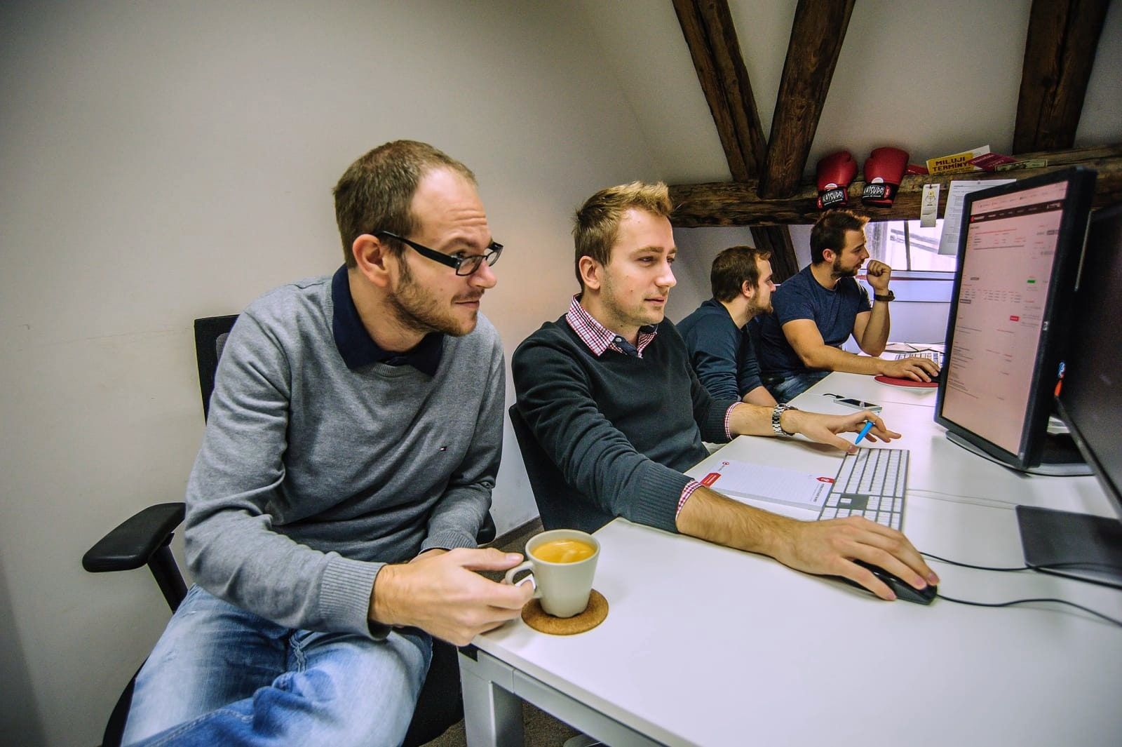 Kolegové společně řeší úkol u monitoru